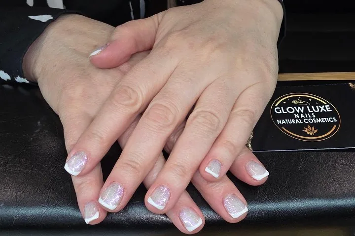 Mandelförmige Nägel in Nude mit Glanz, gemacht bei Glow Luxe
