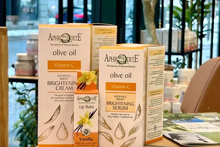 Aphrodite-Skin-Care-Produkte mit Olivenöl im Studio