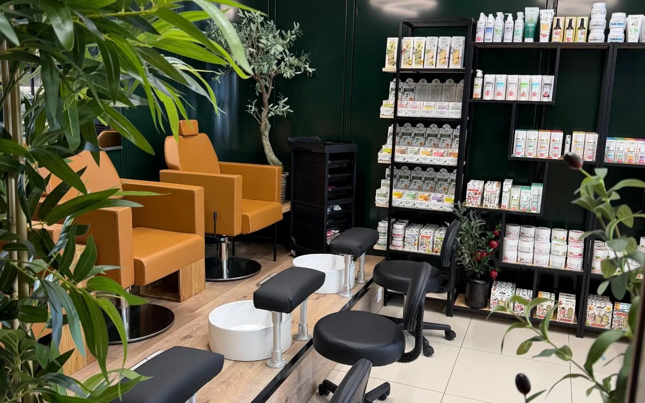 Heller Behandlungsraum von Glow Luxe mit Pediküre-Sesseln in Cognac und Pflanzen
